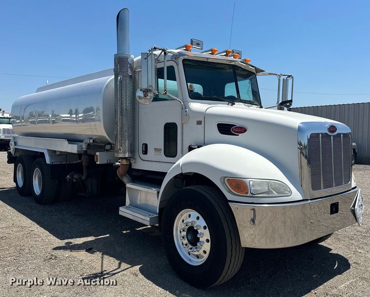image for item EG1663 2009 Peterbilt  340 tank truck