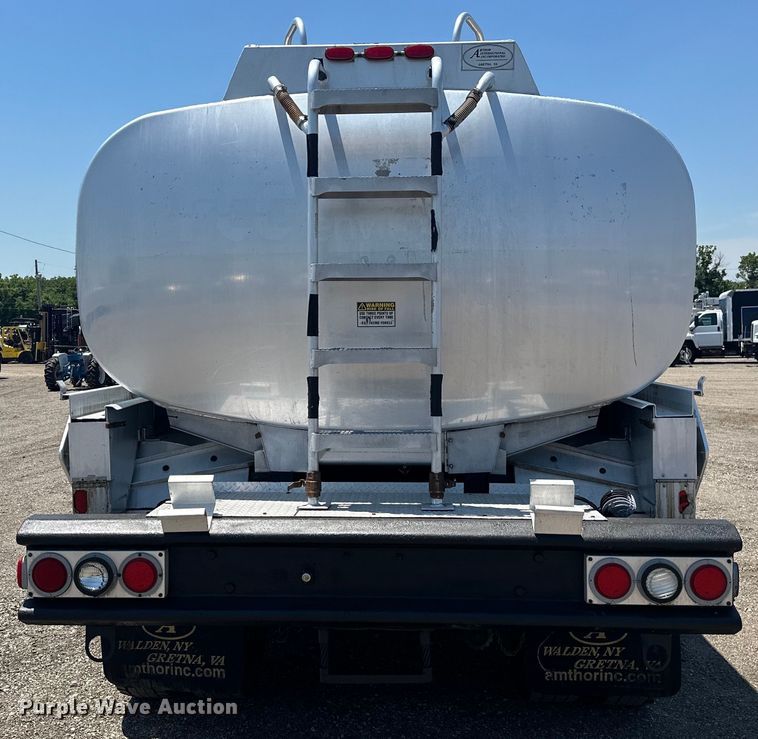 image for item EG1663 2009 Peterbilt  340 tank truck