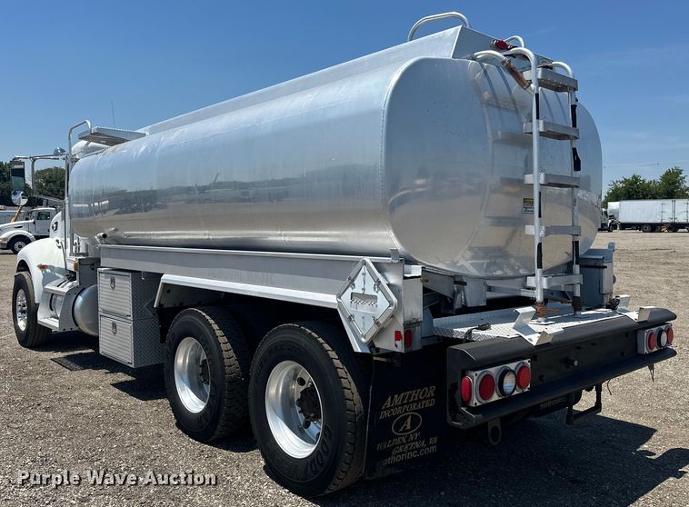 image for item EG1663 2009 Peterbilt  340 tank truck