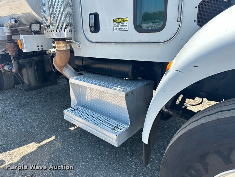 image for item EG1663 2009 Peterbilt  340 tank truck