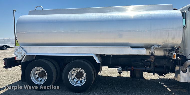 image for item EG1663 2009 Peterbilt  340 tank truck