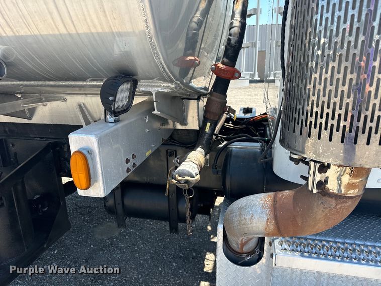 image for item EG1663 2009 Peterbilt  340 tank truck