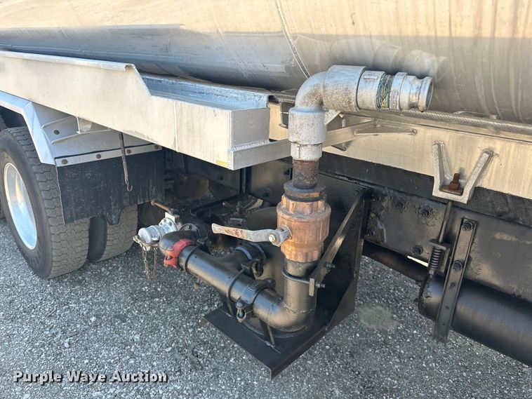 image for item EG1663 2009 Peterbilt  340 tank truck