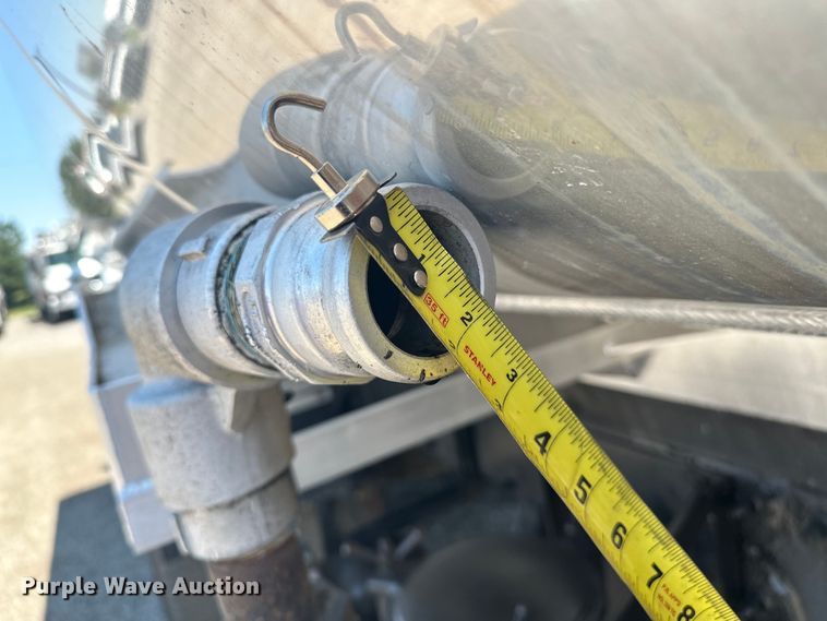 image for item EG1663 2009 Peterbilt  340 tank truck