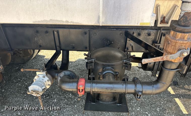 image for item EG1663 2009 Peterbilt  340 tank truck