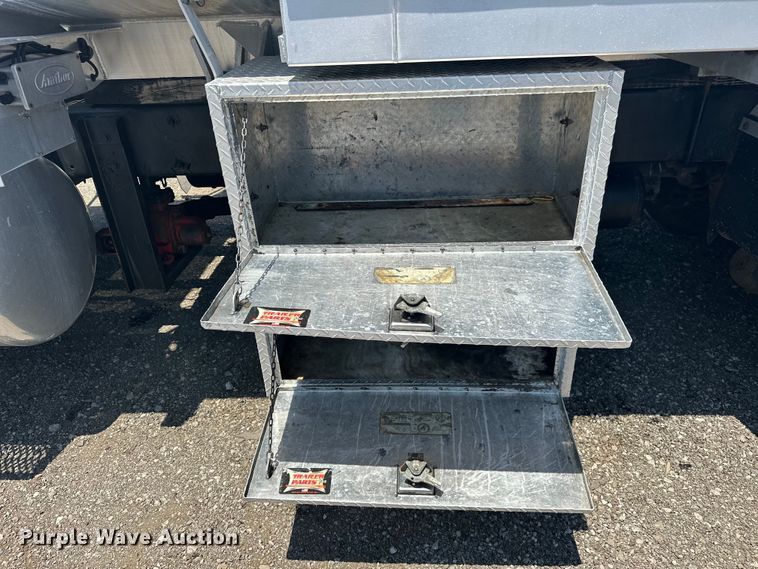 image for item EG1663 2009 Peterbilt  340 tank truck