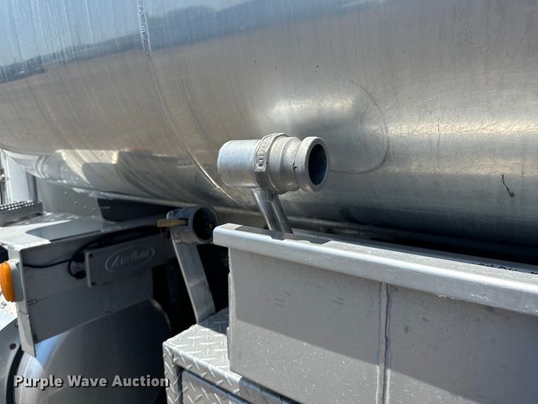 image for item EG1663 2009 Peterbilt  340 tank truck