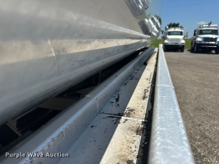 image for item EG1663 2009 Peterbilt  340 tank truck