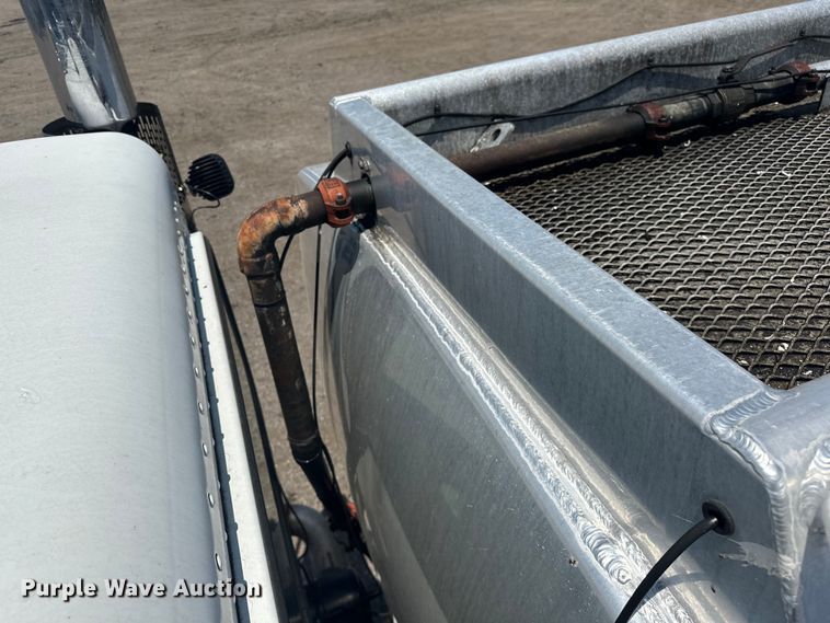 image for item EG1663 2009 Peterbilt  340 tank truck