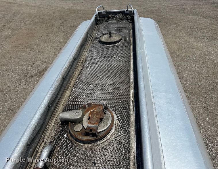 image for item EG1663 2009 Peterbilt  340 tank truck