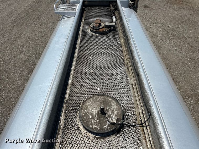 image for item EG1663 2009 Peterbilt  340 tank truck