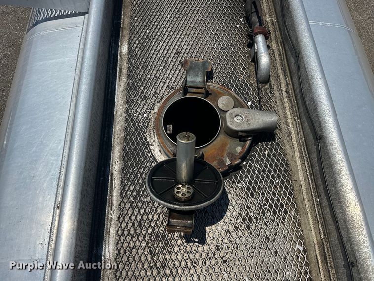 image for item EG1663 2009 Peterbilt  340 tank truck