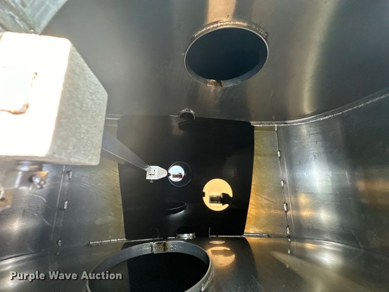 image for item EG1663 2009 Peterbilt  340 tank truck