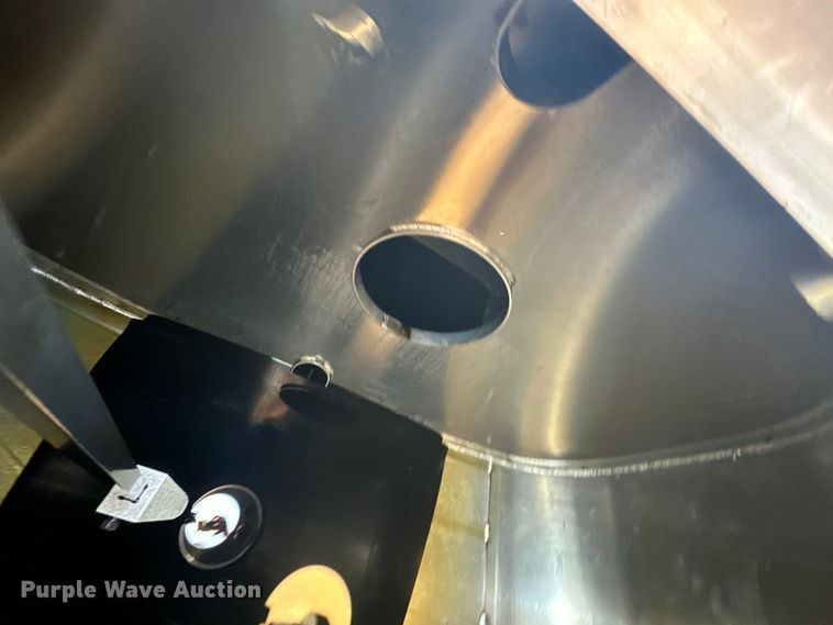 image for item EG1663 2009 Peterbilt  340 tank truck