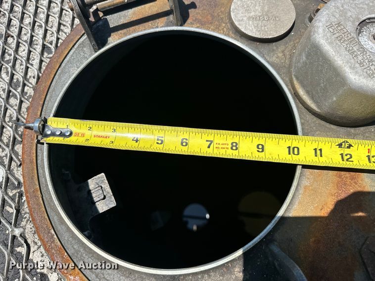 image for item EG1663 2009 Peterbilt  340 tank truck