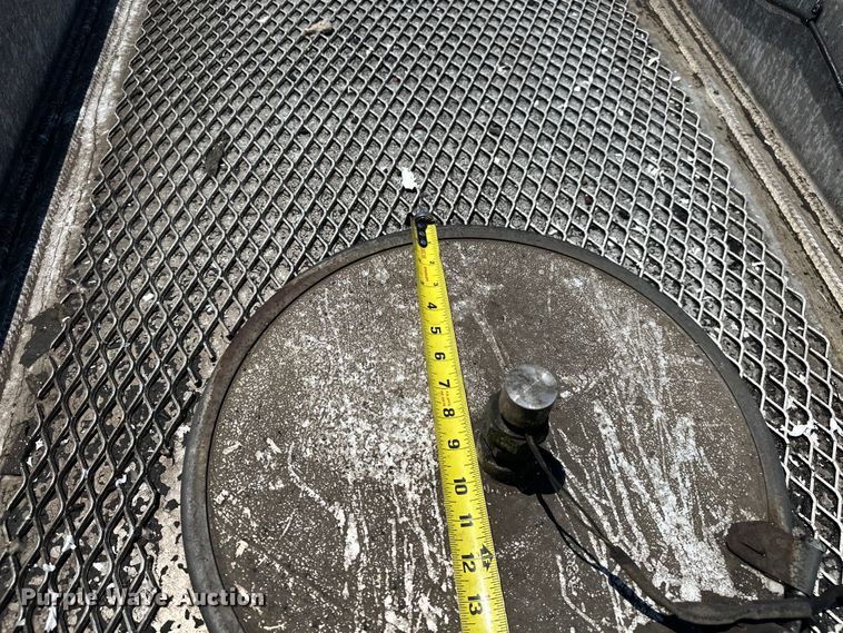 image for item EG1663 2009 Peterbilt  340 tank truck