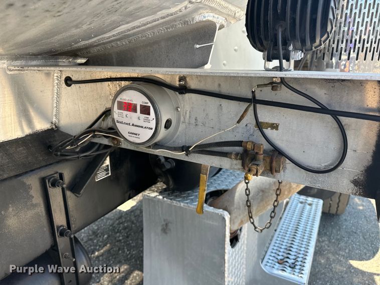 image for item EG1663 2009 Peterbilt  340 tank truck