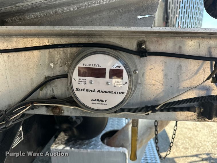 image for item EG1663 2009 Peterbilt  340 tank truck