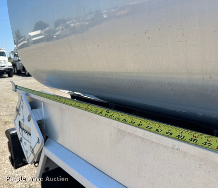 image for item EG1663 2009 Peterbilt  340 tank truck