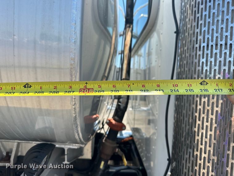 image for item EG1663 2009 Peterbilt  340 tank truck