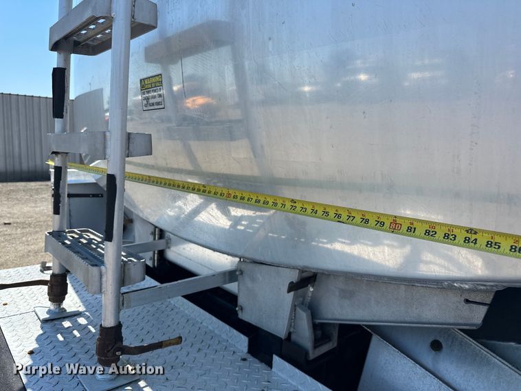 image for item EG1663 2009 Peterbilt  340 tank truck