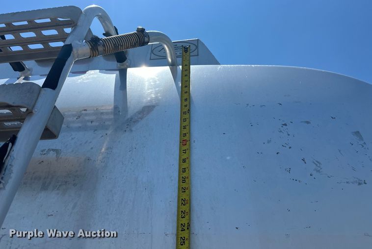 image for item EG1663 2009 Peterbilt  340 tank truck