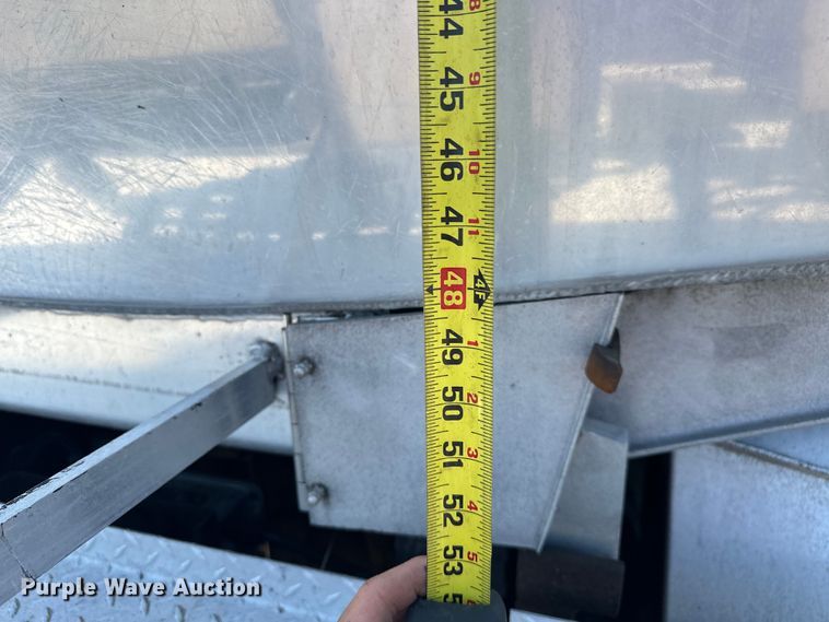 image for item EG1663 2009 Peterbilt  340 tank truck