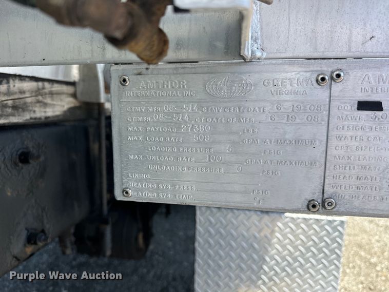 image for item EG1663 2009 Peterbilt  340 tank truck