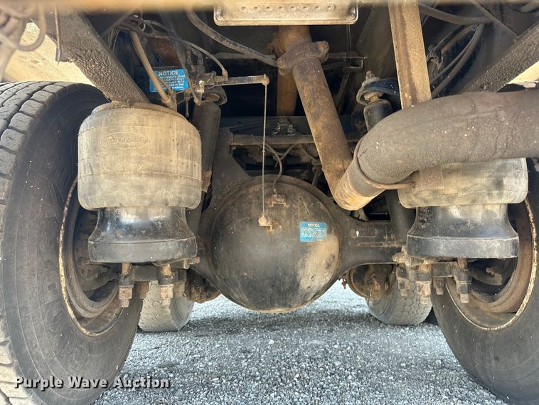 image for item EG1663 2009 Peterbilt  340 tank truck