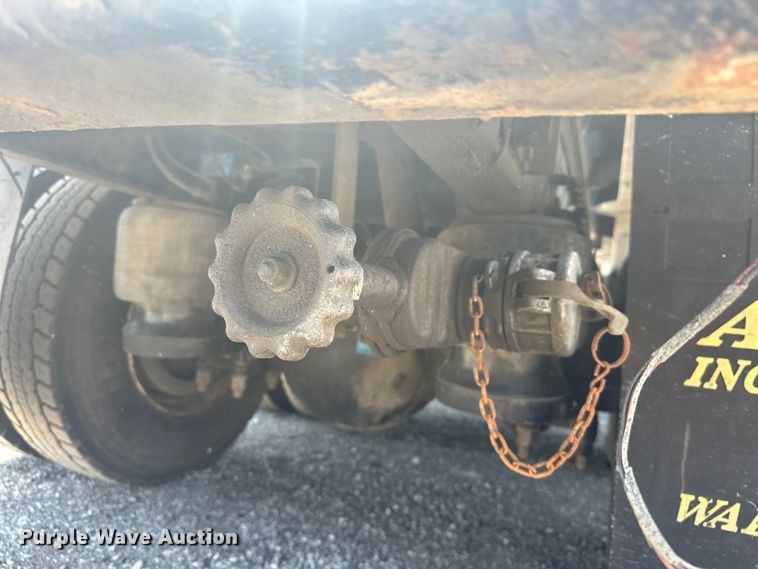 image for item EG1663 2009 Peterbilt  340 tank truck