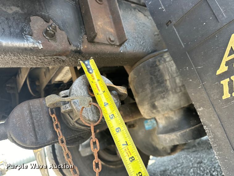 image for item EG1663 2009 Peterbilt  340 tank truck