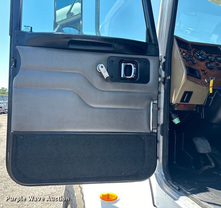 image for item EG1663 2009 Peterbilt  340 tank truck