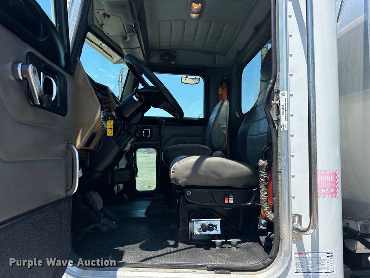 image for item EG1663 2009 Peterbilt  340 tank truck