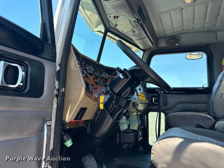 image for item EG1663 2009 Peterbilt  340 tank truck