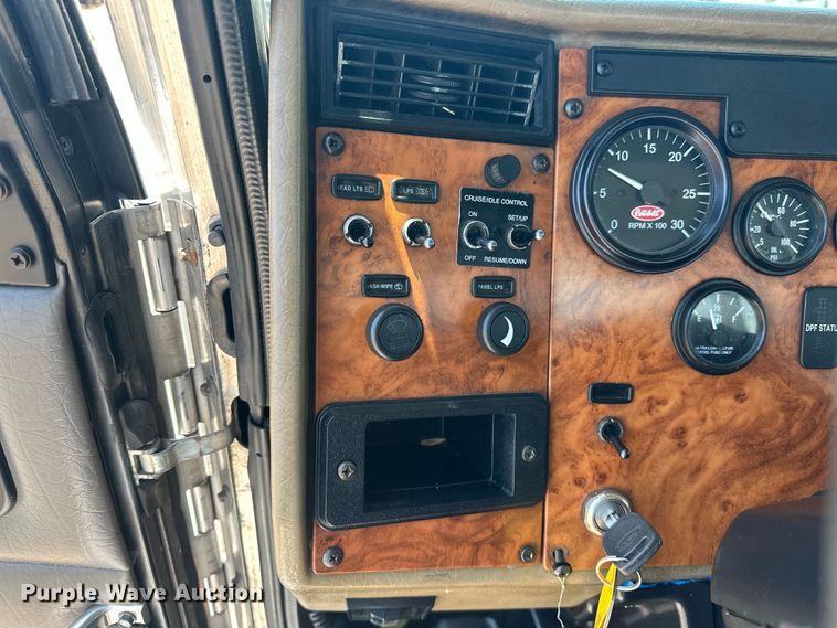 image for item EG1663 2009 Peterbilt  340 tank truck