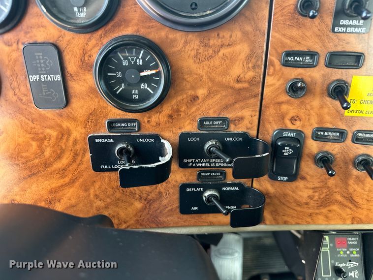 image for item EG1663 2009 Peterbilt  340 tank truck