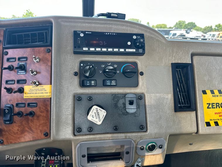 image for item EG1663 2009 Peterbilt  340 tank truck