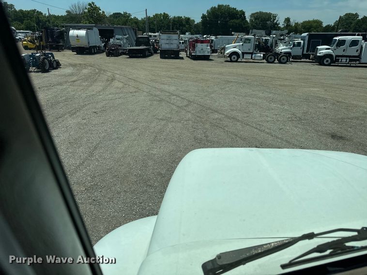 image for item EG1663 2009 Peterbilt  340 tank truck