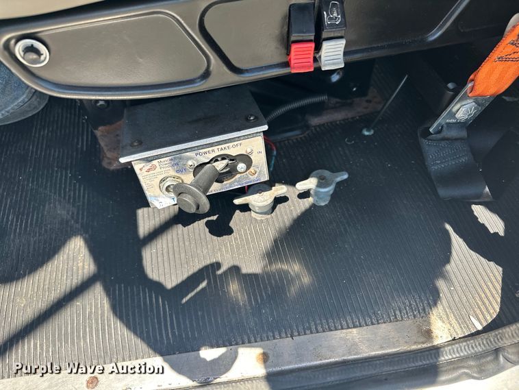 image for item EG1663 2009 Peterbilt  340 tank truck