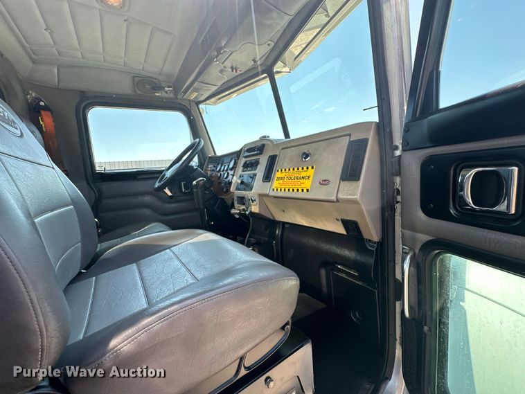 image for item EG1663 2009 Peterbilt  340 tank truck