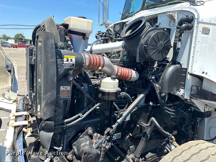 image for item EG1663 2009 Peterbilt  340 tank truck