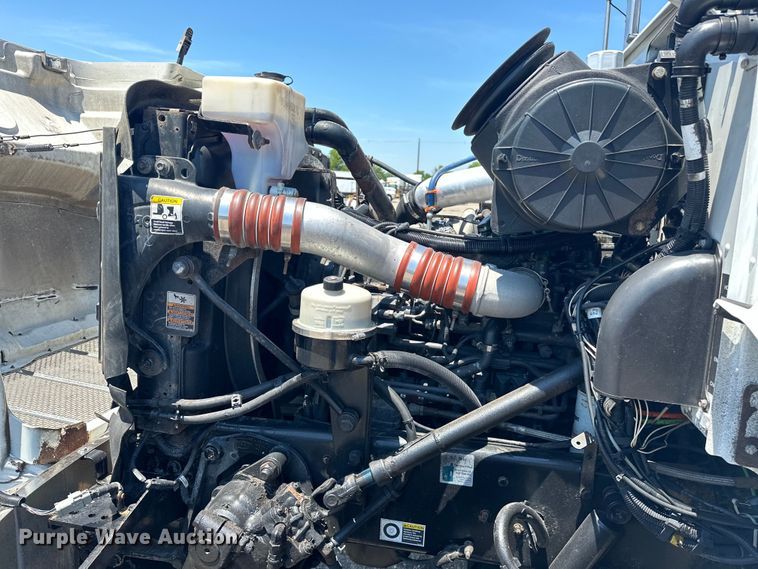 image for item EG1663 2009 Peterbilt  340 tank truck