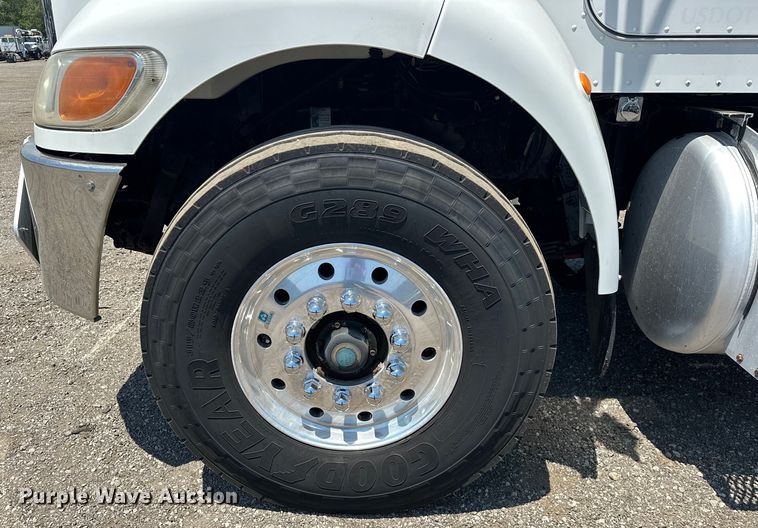 image for item EG1663 2009 Peterbilt  340 tank truck