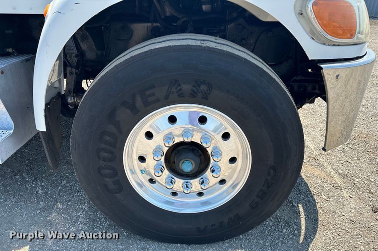 image for item EG1663 2009 Peterbilt  340 tank truck