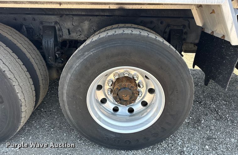 image for item EG1663 2009 Peterbilt  340 tank truck