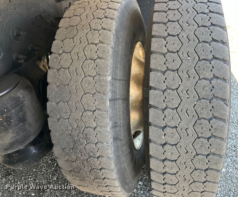 image for item EG1663 2009 Peterbilt  340 tank truck