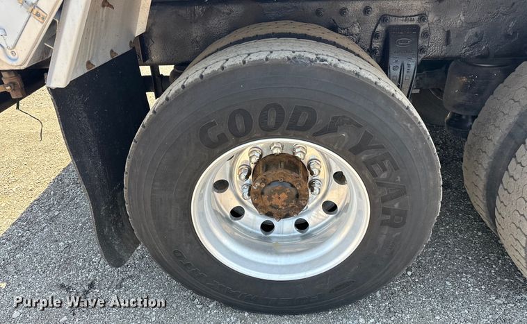 image for item EG1663 2009 Peterbilt  340 tank truck