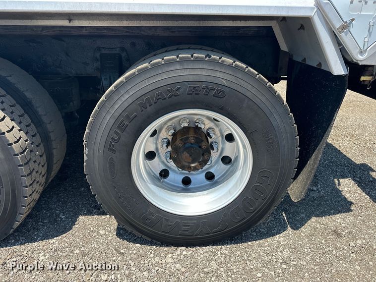 image for item EG1663 2009 Peterbilt  340 tank truck