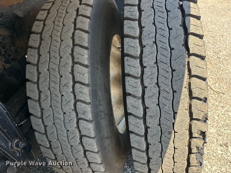 image for item EG1663 2009 Peterbilt  340 tank truck