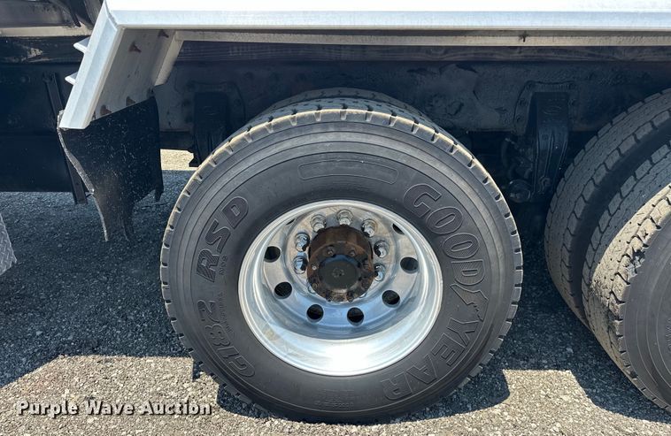 image for item EG1663 2009 Peterbilt  340 tank truck